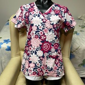 Small ladies scrub top pink flower print 🌸
